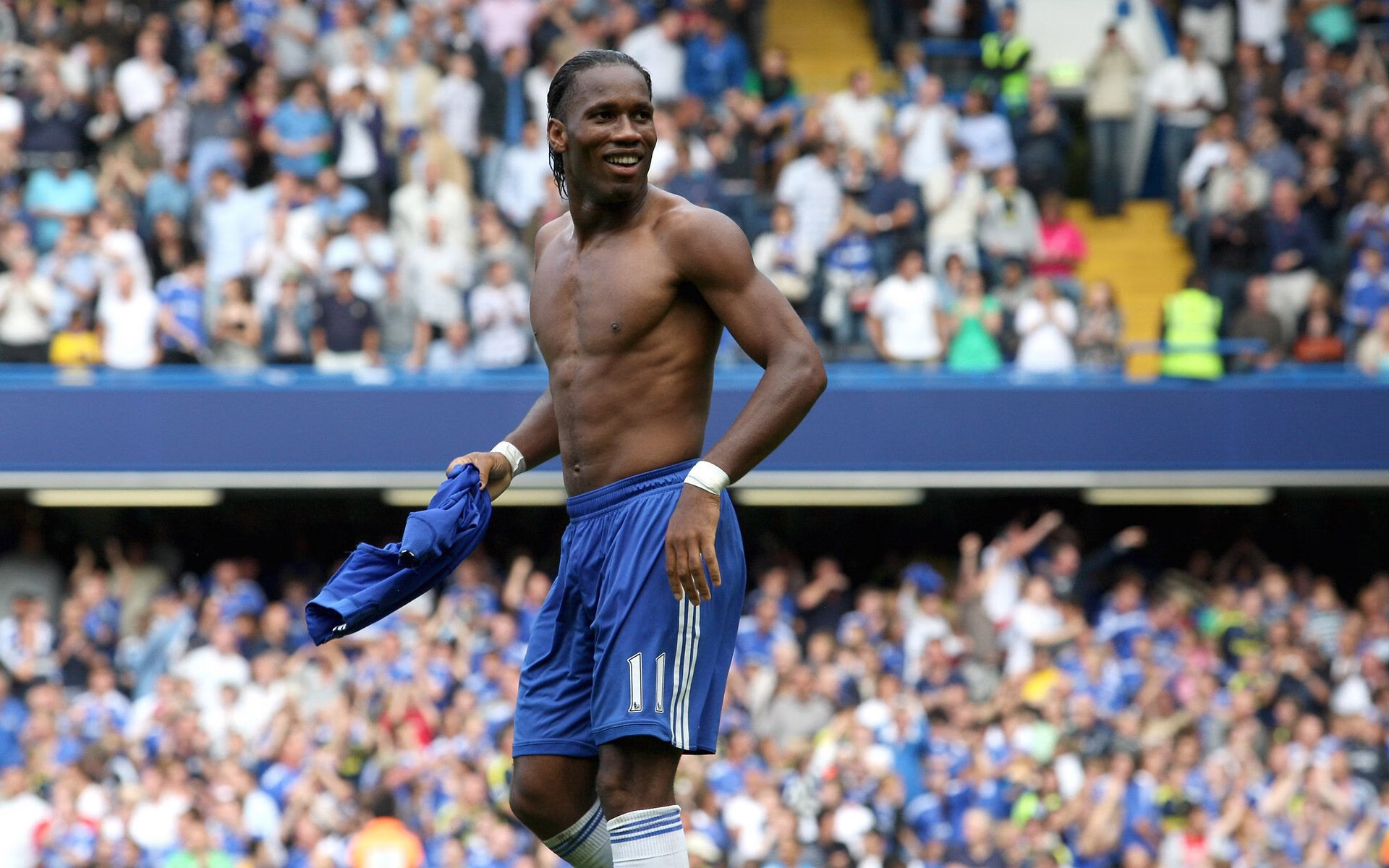 未来足球：智能球鞋、VR比赛盖铁，科技改变体育体验，超智能足球模型